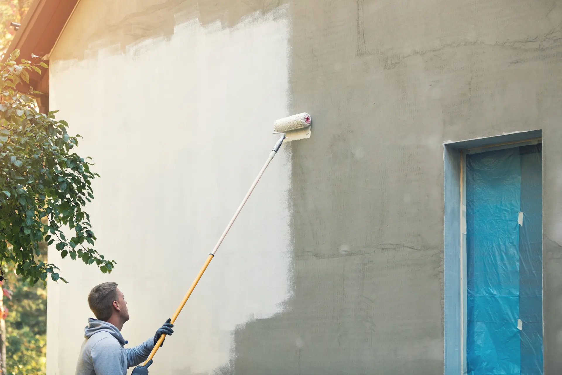 Pintor trabajando en una fachada en Badalona